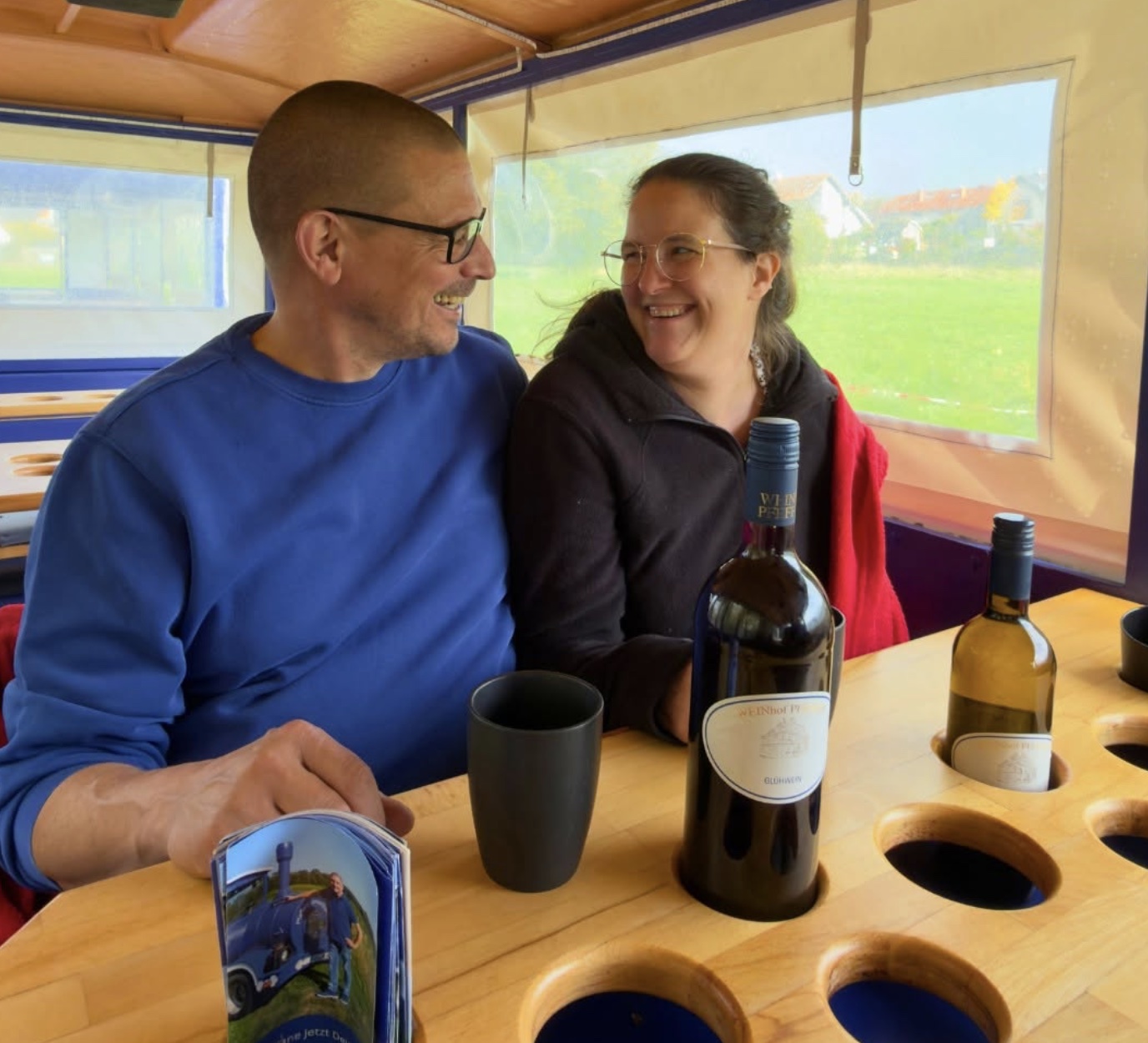 Alex und Melissa lachen gemeinsam an einem Tisch im Pfeffer-Express