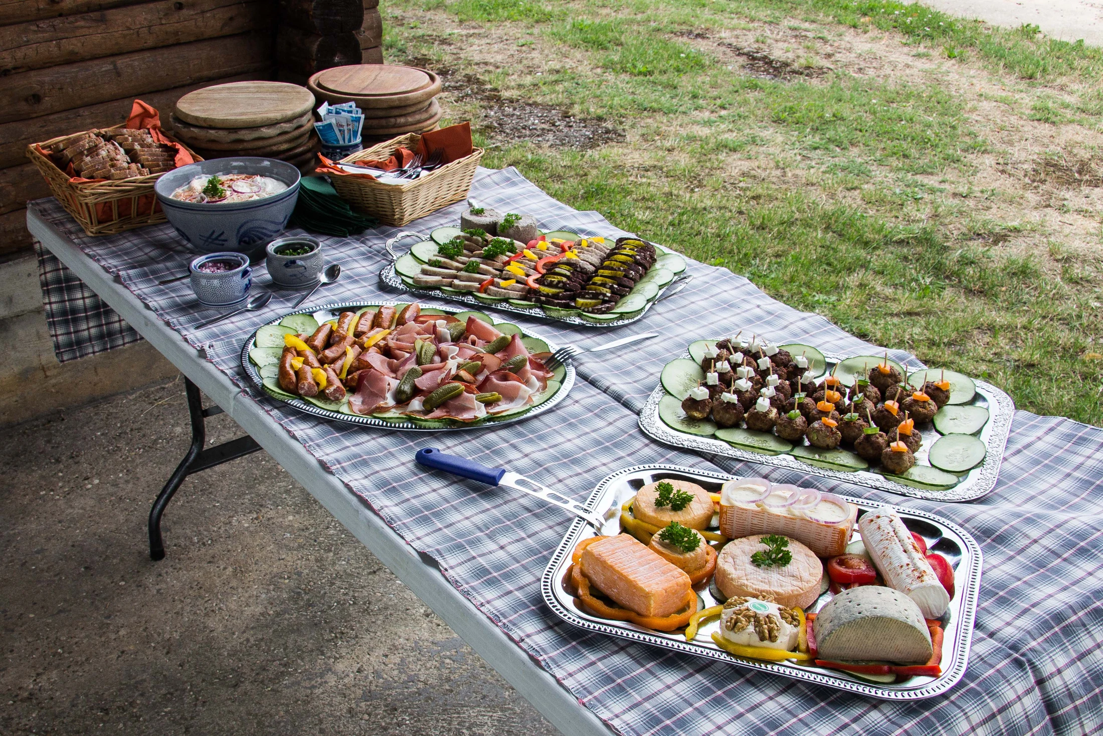 Winzervesper mit Wurst, Käse und Brot im Freien