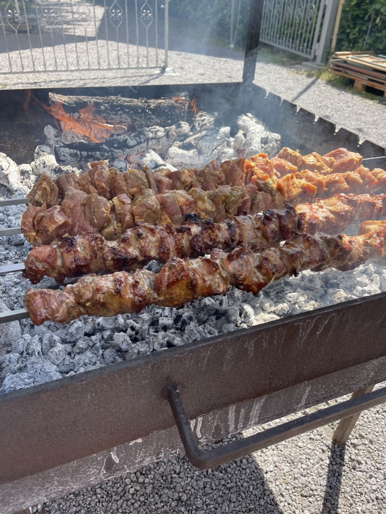 Rebknorzespieße werden auf dem Grill zubereitet