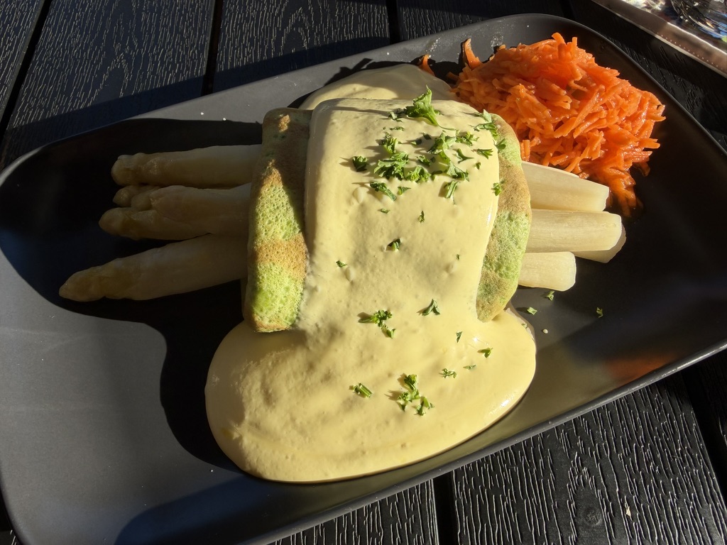 Unsere Spargelrolle mit weißem Spargel, heller Soße und Karottensalat