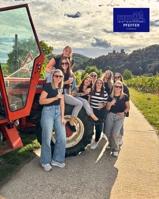Eine Gruppe beim gemeinsamen Ausflug in die Weinberge